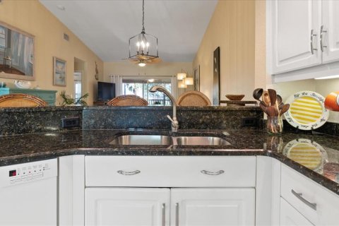 Condo in North Port, Florida, 2 bedrooms  № 1551843 - photo 13
