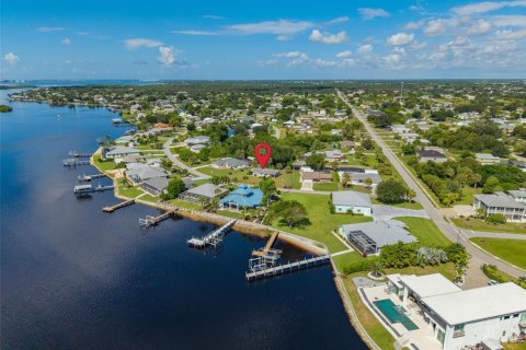 House in Punta Gorda, Florida 3 bedrooms, 100.71 sq.m. № 2330971