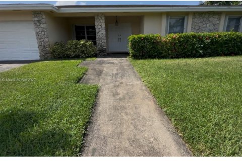 House in Weston, Florida 4 bedrooms, 222.59 sq.m. № 1945139 - photo 2