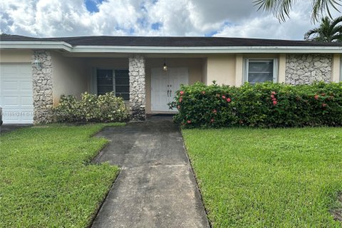 House in Weston, Florida 4 bedrooms, 222.59 sq.m. № 1945139 - photo 1