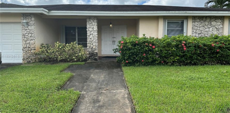 House in Weston, Florida 4 bedrooms, 222.59 sq.m. № 1945139