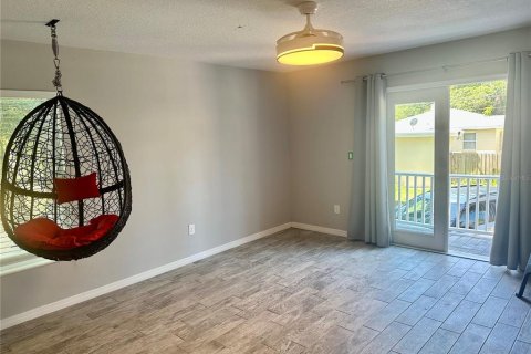 House in Saint Petersburg, Florida 3 bedrooms, 130.06 sq.m. № 1905481 - photo 7