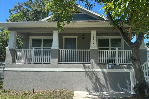 House in Saint Petersburg, Florida 3 bedrooms, 130.06 sq.m. № 1905481 - photo 1