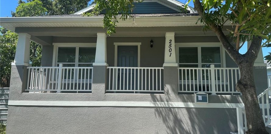House in Saint Petersburg, Florida 3 bedrooms, 130.06 sq.m. № 1905481