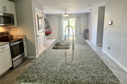 House in Saint Petersburg, Florida 3 bedrooms, 130.06 sq.m. № 1905481 - photo 8