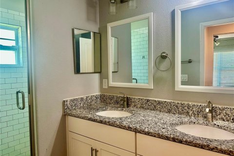 House in Saint Petersburg, Florida 3 bedrooms, 130.06 sq.m. № 1905481 - photo 18