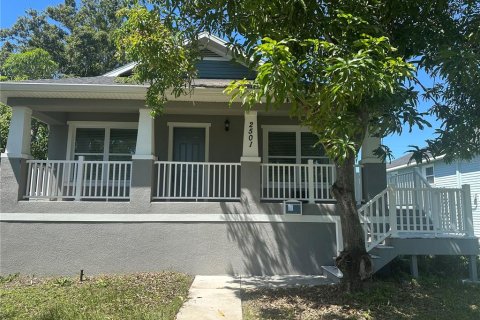House in Saint Petersburg, Florida 3 bedrooms, 130.06 sq.m. № 1905481 - photo 2