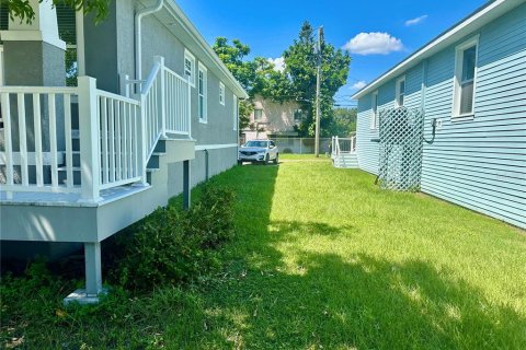 House in Saint Petersburg, Florida 3 bedrooms, 130.06 sq.m. № 1905481 - photo 3