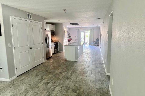 House in Saint Petersburg, Florida 3 bedrooms, 130.06 sq.m. № 1905481 - photo 11