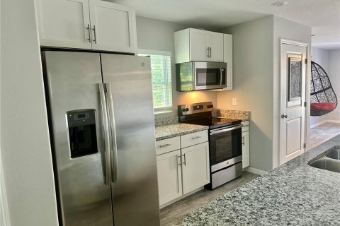 House in Saint Petersburg, Florida 3 bedrooms, 130.06 sq.m. № 1905481 - photo 9