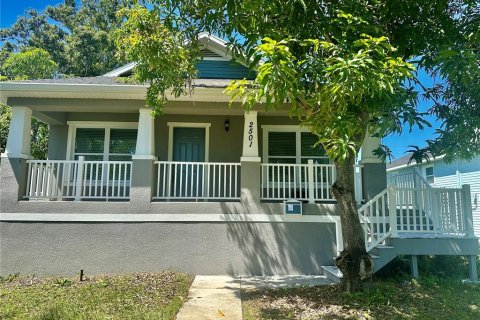 House in Saint Petersburg, Florida 3 bedrooms, 130.06 sq.m. № 1905481 - photo 5