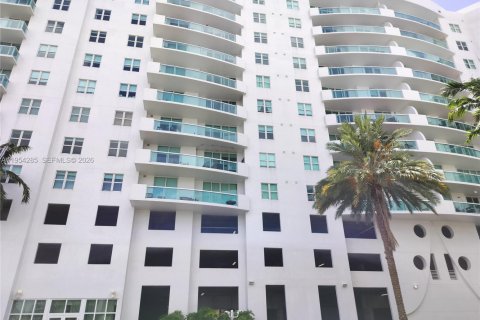 Copropriété à louer à North Bay Village, Floride: 2 chambres, 116.22 m2 № 2010911 - photo 2