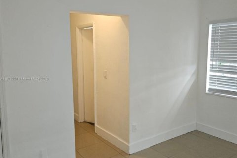 Снять в аренду кондоминиум в Майами-Бич, Флорида 1 спальня, 69.12м2, № 1977620 - фото 2