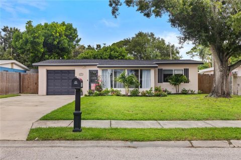 House in Pinellas Park, Florida 4 bedrooms, 140.28 sq.m. № 2284432