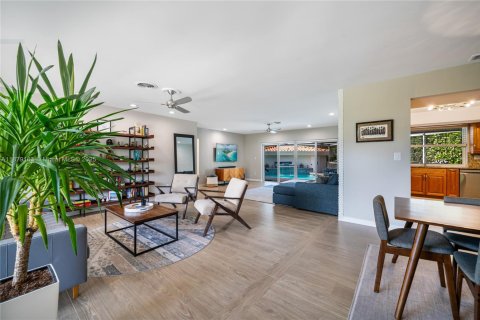 House in Miami Shores, Florida 3 bedrooms, 203.73 sq.m. № 1929338 - photo 1