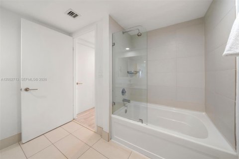 Купить кондоминиум в Халландейл-Бич, Флорида 2 спальни, 96.34м2, № 2066580 - фото 15