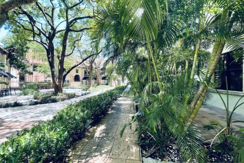 Condo in Coral Gables, Florida, 2 bedrooms  № 2082147 - photo 25