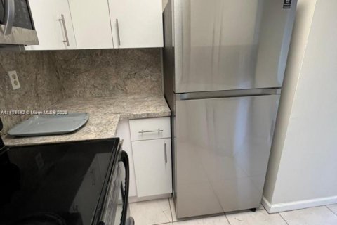 Condo in Miami, Florida, 1 bedroom  № 1921737 - photo 5