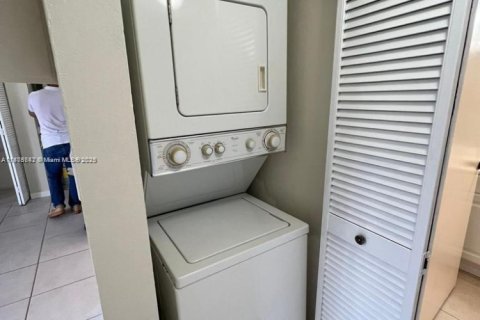 Condo in Miami, Florida, 1 bedroom  № 1921737 - photo 13