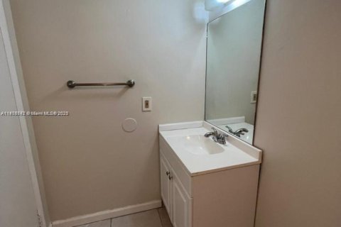 Condo in Miami, Florida, 1 bedroom  № 1921737 - photo 12