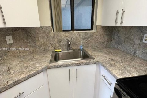 Condo in Miami, Florida, 1 bedroom  № 1921737 - photo 4