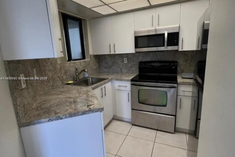 Condo in Miami, Florida, 1 bedroom  № 1921737 - photo 6