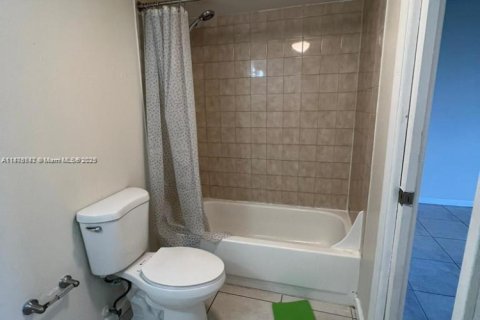 Condo in Miami, Florida, 1 bedroom  № 1921737 - photo 10