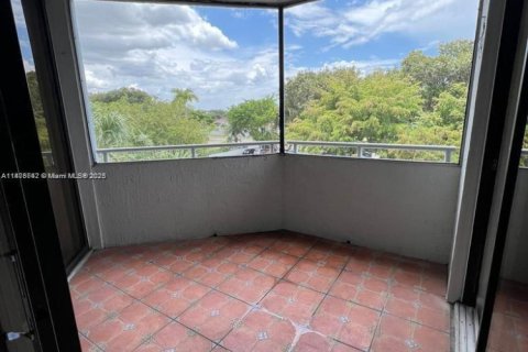 Condo in Miami, Florida, 1 bedroom  № 1921737 - photo 14