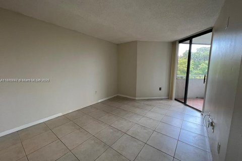 Condo in Miami, Florida, 1 bedroom  № 1921737 - photo 9
