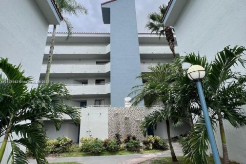 Condo in Miami, Florida, 1 bedroom  № 1921737 - photo 1