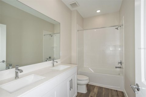 House in Dade City, Florida 4 bedrooms, 212.65 sq.m. № 2150180 - photo 18