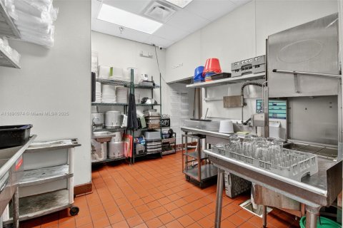 Propiedad comercial en venta en Coral Springs, Florida № 1944870 - foto 13