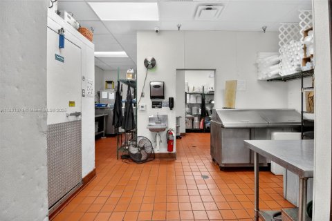 Propiedad comercial en venta en Coral Springs, Florida № 1944870 - foto 10