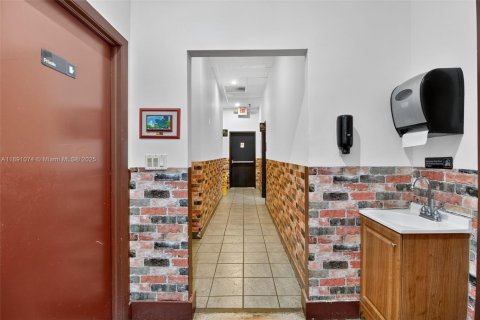 Propiedad comercial en venta en Coral Springs, Florida № 1944870 - foto 14
