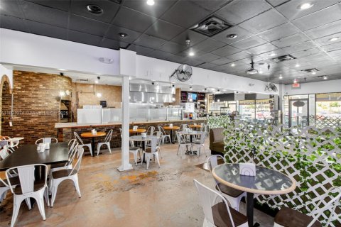 Propiedad comercial en venta en Coral Springs, Florida № 1944870 - foto 16