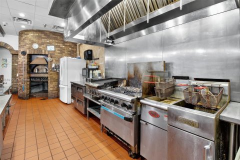 Propiedad comercial en venta en Coral Springs, Florida № 1944870 - foto 6