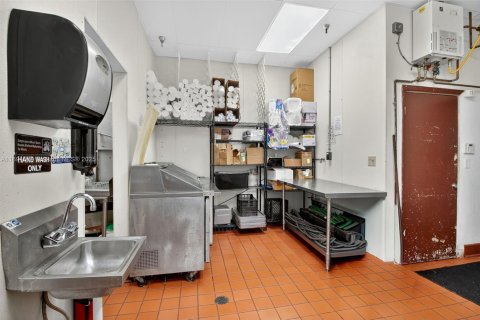 Propiedad comercial en venta en Coral Springs, Florida № 1944870 - foto 8