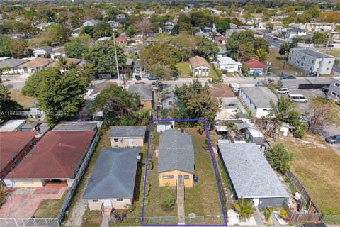 House in Miami, Florida 2 bedrooms, 77.39 sq.m. № 2038190 - photo 12