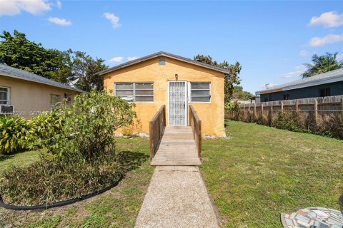 House in Miami, Florida 2 bedrooms, 77.39 sq.m. № 2038190