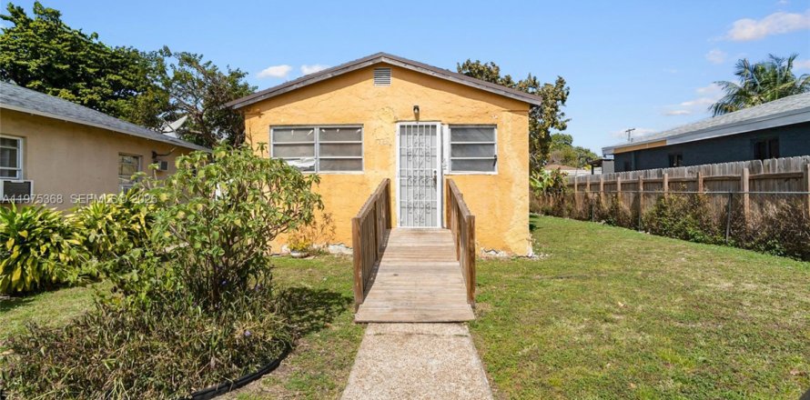 House in Miami, Florida 2 bedrooms, 77.39 sq.m. № 2038190