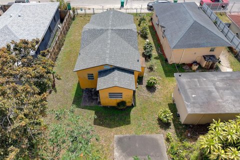 House in Miami, Florida 2 bedrooms, 77.39 sq.m. № 2038190 - photo 10