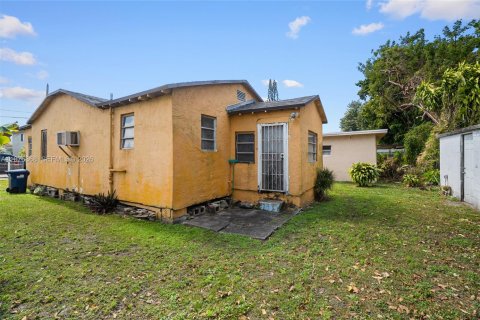 House in Miami, Florida 2 bedrooms, 77.39 sq.m. № 2038190 - photo 9