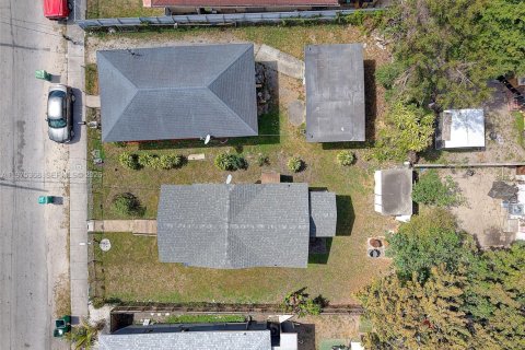 House in Miami, Florida 2 bedrooms, 77.39 sq.m. № 2038190 - photo 14