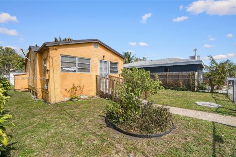 House in Miami, Florida 2 bedrooms, 77.39 sq.m. № 2038190 - photo 3