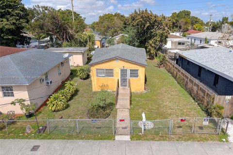 House in Miami, Florida 2 bedrooms, 77.39 sq.m. № 2038190 - photo 2