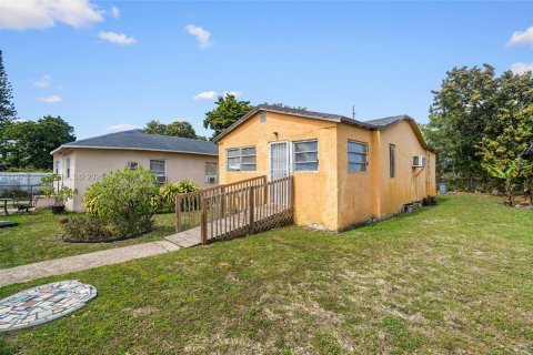 House in Miami, Florida 2 bedrooms, 77.39 sq.m. № 2038190 - photo 4