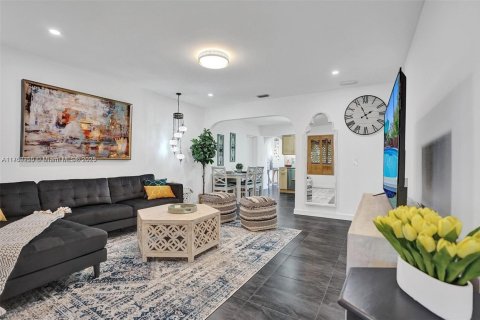 House in Hallandale Beach, Florida 3 bedrooms, 129.6 sq.m. № 1707201 - photo 3