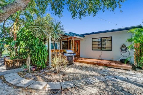 House in Hallandale Beach, Florida 3 bedrooms, 129.6 sq.m. № 1707201 - photo 2