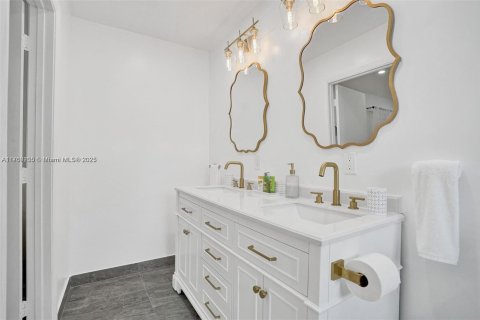 House in Hallandale Beach, Florida 3 bedrooms, 129.6 sq.m. № 1707201 - photo 24