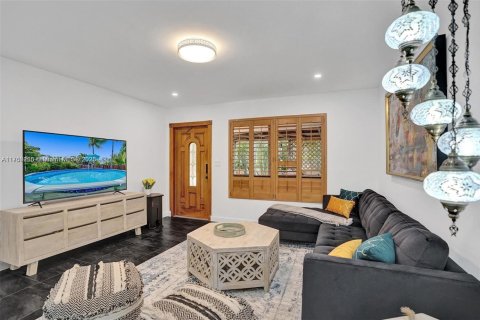 House in Hallandale Beach, Florida 3 bedrooms, 129.6 sq.m. № 1707201 - photo 4